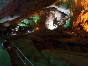 Die Vietnamesen mögen's bunt: die größte Höhle in der Halong Bay ist bunt beleuchtet